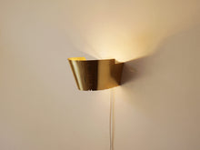 画像をギャラリービューアに読み込む, Paavo Tynell Model 9464 Wall lamps gubi パーヴォテュネル 真鍮のウォールランプ 照明の点灯イメージ