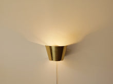 画像をギャラリービューアに読み込む, Paavo Tynell Model 9464 Wall lamps gubi パーヴォテュネル 真鍮のウォールランプ 照明の点灯イメージ 正面