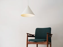 画像をギャラリービューアに読み込む, ルイスポールセン製ペンダントライト 三角形のランプ 吊り下げ照明 円錐型のドロップライト デンマークデザイン 北欧 白い吊り下げ Louis Poulsen Danish design Cone shaped pendant light ランプとフィンユールの椅子