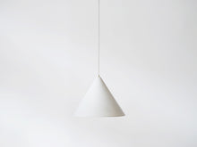 画像をギャラリービューアに読み込む, ルイスポールセン製ペンダントライト 三角形のランプ 吊り下げ照明 円錐型のドロップライト デンマークデザイン 北欧 白い吊り下げ Louis Poulsen Danish design Cone shaped pendant light