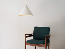 画像をギャラリービューアに読み込む, ルイスポールセン製ペンダントライト 三角形のランプ 吊り下げ照明 円錐型のドロップライト デンマークデザイン 北欧 白い吊り下げ Louis Poulsen Danish design Cone shaped pendant light ランプとフィンユールの椅子