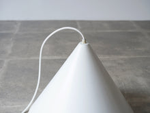 画像をギャラリービューアに読み込む, ルイスポールセン製ペンダントライト 三角形のランプ 吊り下げ照明 円錐型のドロップライト デンマークデザイン 北欧 白い吊り下げ Louis Poulsen Danish design Cone shaped pendant light ランプのトップパーツ