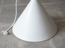 画像をギャラリービューアに読み込む, ルイスポールセン製ペンダントライト 三角形のランプ 吊り下げ照明 円錐型のドロップライト デンマークデザイン 北欧 白い吊り下げ Louis Poulsen Danish design Cone shaped pendant light ランプのシェード 塗装剥がれや傷がある