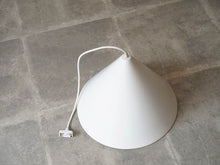 画像をギャラリービューアに読み込む, ルイスポールセン製ペンダントライト 三角形のランプ 吊り下げ照明 円錐型のドロップライト デンマークデザイン 北欧 白い吊り下げ Louis Poulsen Danish design Cone shaped pendant light ランプの全体