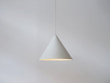 画像をギャラリービューアに読み込む, ルイスポールセン製ペンダントライト 三角形のランプ 吊り下げ照明 円錐型のドロップライト デンマークデザイン 北欧 白い吊り下げ Louis Poulsen Danish design Cone shaped pendant light ランプの点灯イメージ