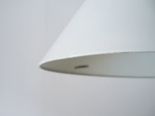 画像をギャラリービューアに読み込む, ルイスポールセン製ペンダントライト 三角形のランプ 吊り下げ照明 円錐型のドロップライト デンマークデザイン 北欧 白い吊り下げ Louis Poulsen Danish design Cone shaped pendant light ランプの縁に塗装剥がれや傷など