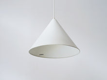 画像をギャラリービューアに読み込む, ルイスポールセン製ペンダントライト 三角形のランプ 吊り下げ照明 円錐型のドロップライト デンマークデザイン 北欧 白い吊り下げ Louis Poulsen Danish design Cone shaped pendant light ランプのやや下から