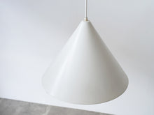 画像をギャラリービューアに読み込む, ルイスポールセン製ペンダントライト 三角形のランプ 吊り下げ照明 円錐型のドロップライト デンマークデザイン 北欧 白い吊り下げ Louis Poulsen Danish design Cone shaped pendant light ランプの白いシェード 傷や塗装剥がれがある