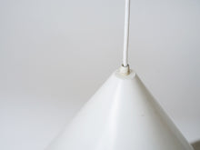 画像をギャラリービューアに読み込む, ルイスポールセン製ペンダントライト 三角形のランプ 吊り下げ照明 円錐型のドロップライト デンマークデザイン 北欧 白い吊り下げ Louis Poulsen Danish design Cone shaped pendant light ランプのトップ