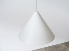 画像をギャラリービューアに読み込む, ルイスポールセン製ペンダントライト 三角形のランプ 吊り下げ照明 円錐型のドロップライト デンマークデザイン 北欧 白い吊り下げ Louis Poulsen Danish design Cone shaped pendant light ランプの円錐のシェード