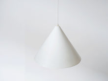 画像をギャラリービューアに読み込む, ルイスポールセン製ペンダントライト 三角形のランプ 吊り下げ照明 円錐型のドロップライト デンマークデザイン 北欧 白い吊り下げ Louis Poulsen Danish design Cone shaped pendant light