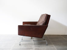 画像をギャラリービューアに読み込む, ポール・ケアホルムのEKC製ソファ Poul Kjærholm PK31 Sofa 二人掛けソファの側面
