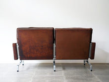 画像をギャラリービューアに読み込む, ポール・ケアホルムのEKC製ソファ Poul Kjærholm PK31 Sofa 二人掛けソファの背面 レザーの経年具合がすごい