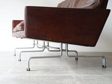 画像をギャラリービューアに読み込む, ポール・ケアホルムのEKC製ソファ Poul Kjærholm PK31 Sofa ケアホルムのソファの足元 クロムスチールの脚