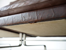 画像をギャラリービューアに読み込む, ポール・ケアホルムのEKC製ソファ Poul Kjærholm PK31 Sofa ケアホルムのソファの裏面 レザーの経年によるひび割れ