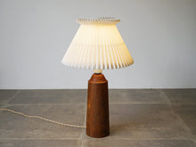 画像をギャラリービューアに読み込む, Danish Design Teak Rosewood Table Lamp デンマークデザイン ローズウッド チーク ビンテージライト サイドランプ 北欧ヴィンテージ テーブルランプ 点灯のイメージ