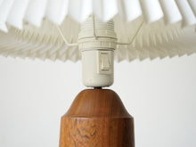 画像をギャラリービューアに読み込む, Danish Design Teak Rosewood Table Lamp デンマークデザイン ローズウッド チーク ビンテージライト サイドランプ 北欧ヴィンテージ テーブルランプのスイッチ