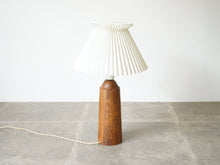 画像をギャラリービューアに読み込む, Danish Design Teak Rosewood Table Lamp デンマークデザイン ローズウッド チーク ビンテージライト サイドランプ 北欧ヴィンテージ テーブルランプ
