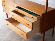 画像をギャラリービューアに読み込む, ハンスJウェグナーのサイドボート 棚 キャビネット Hans J Wegner Ry20 Sideboard cabinet 北欧インテリア デザイナーズ家具 サイドボードの右側の引き出しを開けた様子