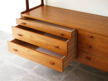 画像をギャラリービューアに読み込む, ハンスJウェグナーのサイドボート 棚 キャビネット Hans J Wegner Ry20 Sideboard cabinet 北欧インテリア デザイナーズ家具 サイドボードの左側の引き出しを開けた様子