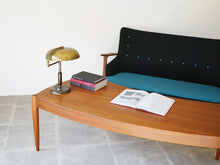 画像をギャラリービューアに読み込む, ヨハネスアンダーセン 湾曲したローテーブル チーク 北欧デザイン ビンテージ家具 扇状のテーブル Johannes Andersen teak coffee table with top in curved shape センターテーブルとソファや本