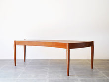 画像をギャラリービューアに読み込む, ヨハネスアンダーセン 湾曲したローテーブル センターテーブル チーク 北欧デザイン ビンテージ家具 扇状のテーブル Johannes Andersen teak coffee table with top in curved shape