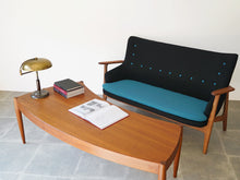 画像をギャラリービューアに読み込む, ヨハネスアンダーセン 湾曲したローテーブル チーク 北欧デザイン ビンテージ家具 扇状のテーブル Johannes Andersen teak coffee table with top in curved shape センターテーブルとソファ