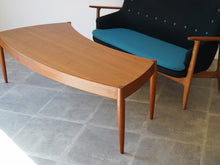 画像をギャラリービューアに読み込む, ヨハネスアンダーセン 湾曲したローテーブル チーク 北欧デザイン ビンテージ家具 扇状のテーブル Johannes Andersen teak coffee table with top in curved shape センターテーブルとソファ