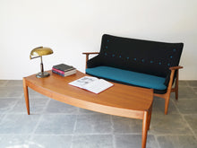 画像をギャラリービューアに読み込む, ヨハネスアンダーセン 湾曲したローテーブル チーク 北欧デザイン ビンテージ家具 扇状のテーブル Johannes Andersen teak coffee table with top in curved shape センターテーブルとソファ