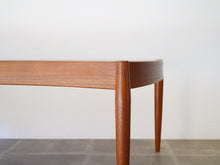画像をギャラリービューアに読み込む, ヨハネスアンダーセン 湾曲したローテーブル チーク 北欧デザイン ビンテージ家具 扇状のテーブル Johannes Andersen teak coffee table with top in curved shape センターテーブルの脚の付け根