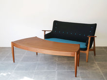 画像をギャラリービューアに読み込む, ヨハネスアンダーセン 湾曲したローテーブル チーク 北欧デザイン ビンテージ家具 扇状のテーブル Johannes Andersen teak coffee table with top in curved shape センターテーブルとソファ