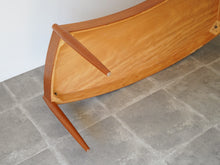 画像をギャラリービューアに読み込む, ヨハネスアンダーセン 湾曲したローテーブル チーク 北欧デザイン ビンテージ家具 扇状のテーブル Johannes Andersen teak coffee table with top in curved shape センターテーブルの裏面