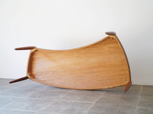 画像をギャラリービューアに読み込む, ヨハネスアンダーセン 湾曲したローテーブル チーク 北欧デザイン ビンテージ家具 扇状のテーブル Johannes Andersen teak coffee table with top in curved shape センターテーブルの裏面