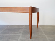 画像をギャラリービューアに読み込む, ヨハネスアンダーセン 湾曲したローテーブル チーク 北欧デザイン ビンテージ家具 扇状のテーブル Johannes Andersen teak coffee table with top in curved shape センターテーブルの脚が先細り