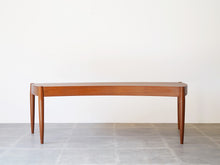 画像をギャラリービューアに読み込む, ヨハネスアンダーセン 湾曲したローテーブル チーク 北欧デザイン ビンテージ家具 扇状のテーブル Johannes Andersen teak coffee table with top in curved shape センターテーブルの正面