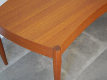画像をギャラリービューアに読み込む, ヨハネスアンダーセン 湾曲したローテーブル チーク 北欧デザイン ビンテージ家具 扇状のテーブル Johannes Andersen teak coffee table with top in curved shape センターテーブルの脚