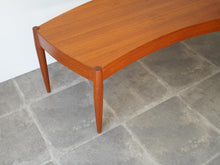 画像をギャラリービューアに読み込む, ヨハネスアンダーセン 湾曲したローテーブル チーク 北欧デザイン ビンテージ家具 扇状のテーブル Johannes Andersen teak coffee table with top in curved shape センターテーブルの側面と脚