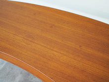 画像をギャラリービューアに読み込む, ヨハネスアンダーセン 湾曲したローテーブル チーク 北欧デザイン ビンテージ家具 扇状のテーブル Johannes Andersen teak coffee table with top in curved shape センターテーブルの天板にシミ