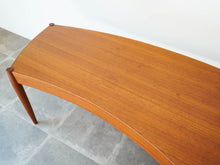 画像をギャラリービューアに読み込む, ヨハネスアンダーセン 湾曲したローテーブル チーク 北欧デザイン ビンテージ家具 扇状のテーブル Johannes Andersen teak coffee table with top in curved shape センターテーブルの天板にシミ多数
