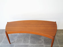 画像をギャラリービューアに読み込む, ヨハネスアンダーセン 湾曲したローテーブル チーク 北欧デザイン ビンテージ家具 扇状のテーブル Johannes Andersen teak coffee table with top in curved shape センターテーブルの天面 左右で大きさがアシンメトリー