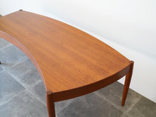 画像をギャラリービューアに読み込む, ヨハネスアンダーセン 湾曲したローテーブル チーク 北欧デザイン ビンテージ家具 扇状のテーブル Johannes Andersen teak coffee table with top in curved shape センターテーブルの天面 シミあり