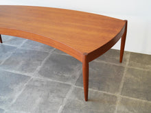 画像をギャラリービューアに読み込む, ヨハネスアンダーセン 湾曲したローテーブル チーク 北欧デザイン ビンテージ家具 扇状のテーブル Johannes Andersen teak coffee table with top in curved shape センターテーブルの脚が先細り