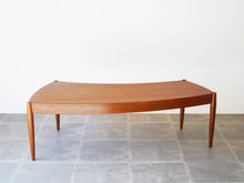 画像をギャラリービューアに読み込む, ヨハネスアンダーセン 湾曲したローテーブル チーク 北欧デザイン ビンテージ家具 扇状のテーブル Johannes Andersen teak coffee table with top in curved shape センターテーブルのやや上から