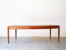 画像をギャラリービューアに読み込む, ヨハネスアンダーセン 湾曲したローテーブル チーク 北欧デザイン ビンテージ家具 扇状のテーブル Johannes Andersen teak coffee table with top in curved shape センターテーブルの正面