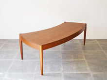 画像をギャラリービューアに読み込む, ヨハネスアンダーセン 湾曲したローテーブル チーク 北欧デザイン ビンテージ家具 扇状のテーブル Johannes Andersen teak coffee table with top in curved shape センターテーブルの天面