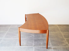 画像をギャラリービューアに読み込む, ヨハネスアンダーセン 湾曲したローテーブル チーク 北欧デザイン ビンテージ家具 扇状のテーブル Johannes Andersen teak coffee table with top in curved shape センターテーブルの側面 曲線がすごい