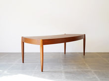 画像をギャラリービューアに読み込む, ヨハネスアンダーセン 湾曲したローテーブル チーク 北欧デザイン ビンテージ家具 扇状のテーブル Johannes Andersen teak coffee table with top in curved shape センターテーブルの曲線