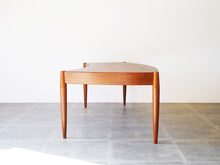 画像をギャラリービューアに読み込む, ヨハネスアンダーセン 湾曲したローテーブル チーク 北欧デザイン ビンテージ家具 扇状のテーブル Johannes Andersen teak coffee table with top in curved shape センターテーブルの側面