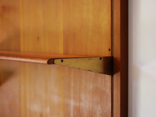 画像をギャラリービューアに読み込む, フィンユール ボヴィルケ製のウォールユニット 北欧ヴィンテージ 壁付け棚 Finn Juhl BO71 Bovirke wall shelving system 棚板の側面に真鍮の金具