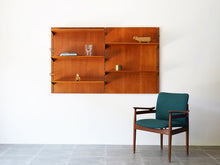 画像をギャラリービューアに読み込む, フィンユール ボヴィルケ製のウォールユニット 北欧ヴィンテージ 壁付け棚 Finn Juhl BO71 Bovirke wall shelving system 高さ100×幅153cm フィンユールのアームチェアを合わせて